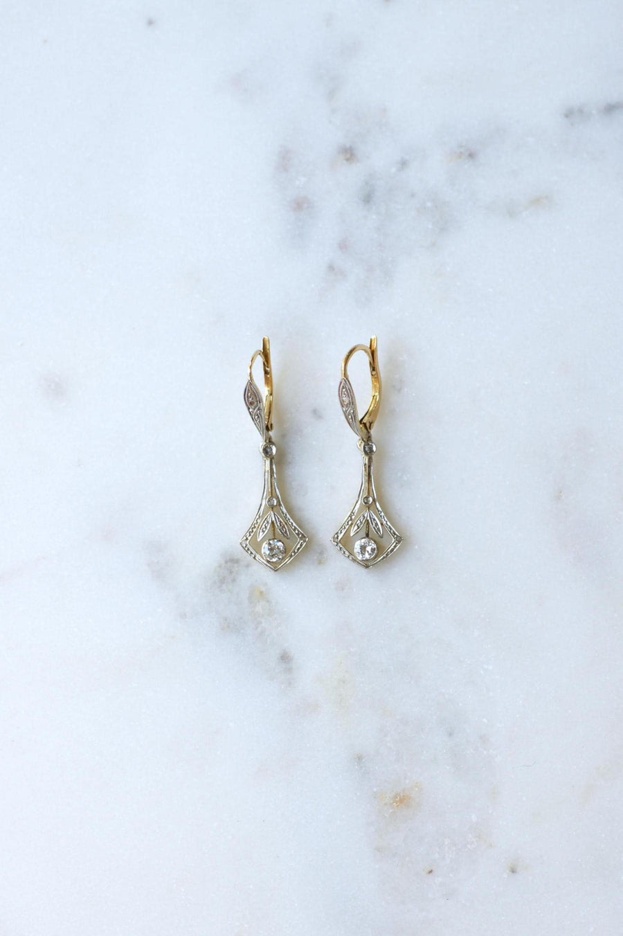 Boucles d'oreilles Dormeuses Art Déco Diamants sur Or Jaune et Platine