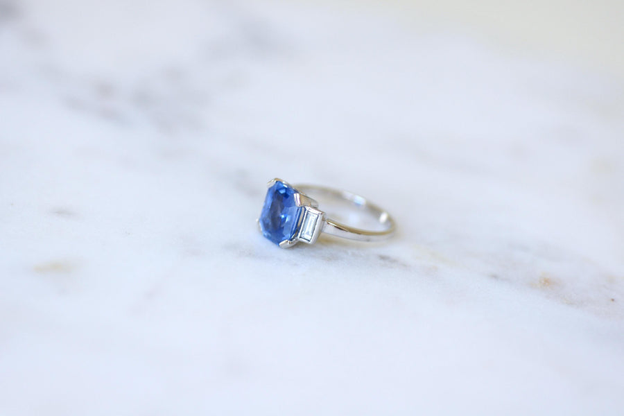 Bague Saphir Ceylan Non Chauffé 4,50 Cts et Diamants Baguettes sur Or et Platine