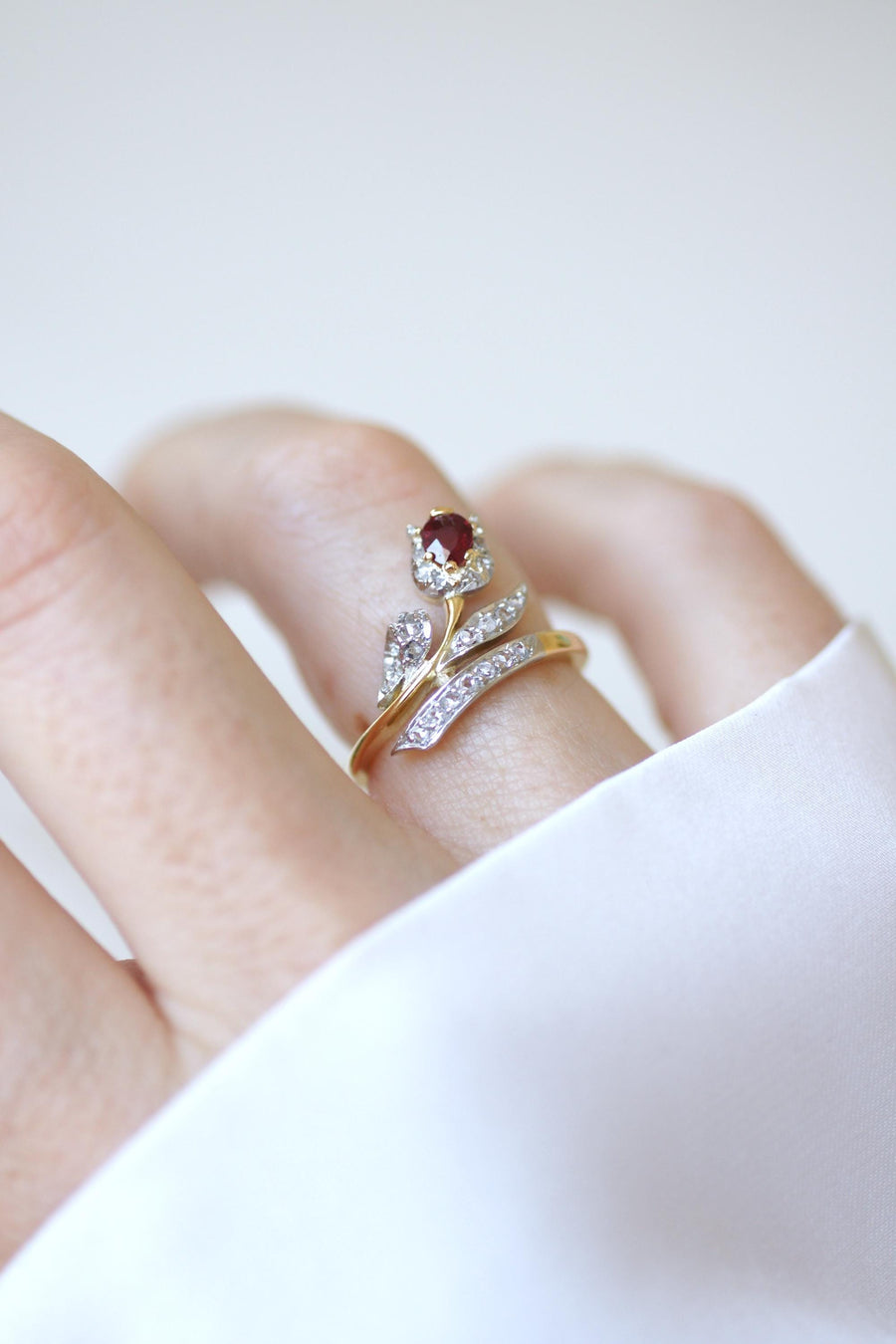 Bague Ancienne Fleur Tulipe Rubis et Diamants sur Or et Platine