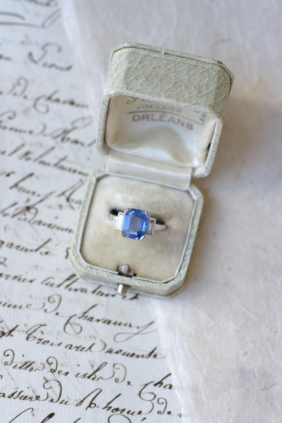Bague Saphir Ceylan Non Chauffé 4,50 Cts et Diamants Baguettes sur Or et Platine