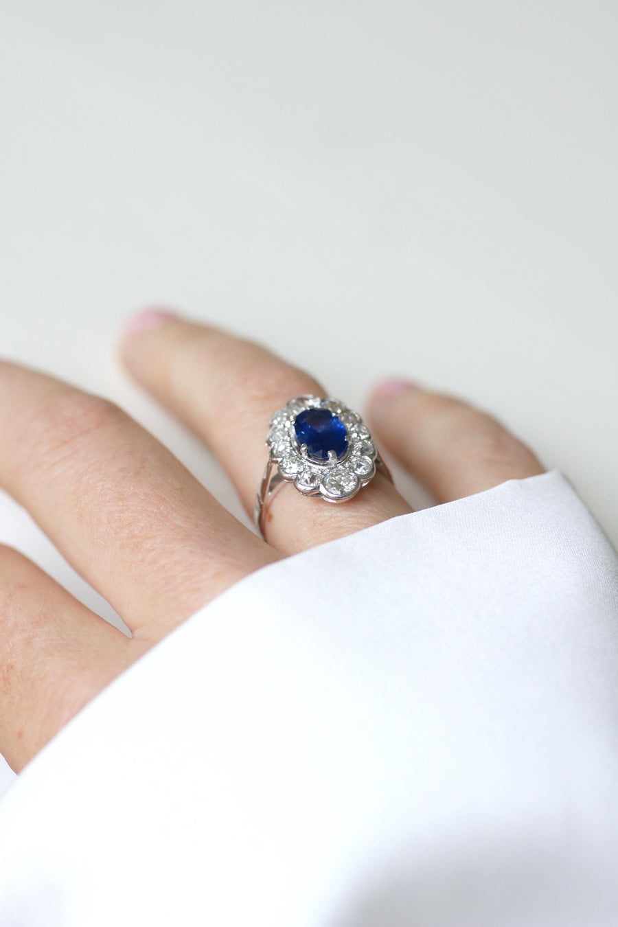 Bague Marguerite Ovale Art Deco Saphir Ceylan 1,90 Cts Entourage Diamants sur Or Blanc