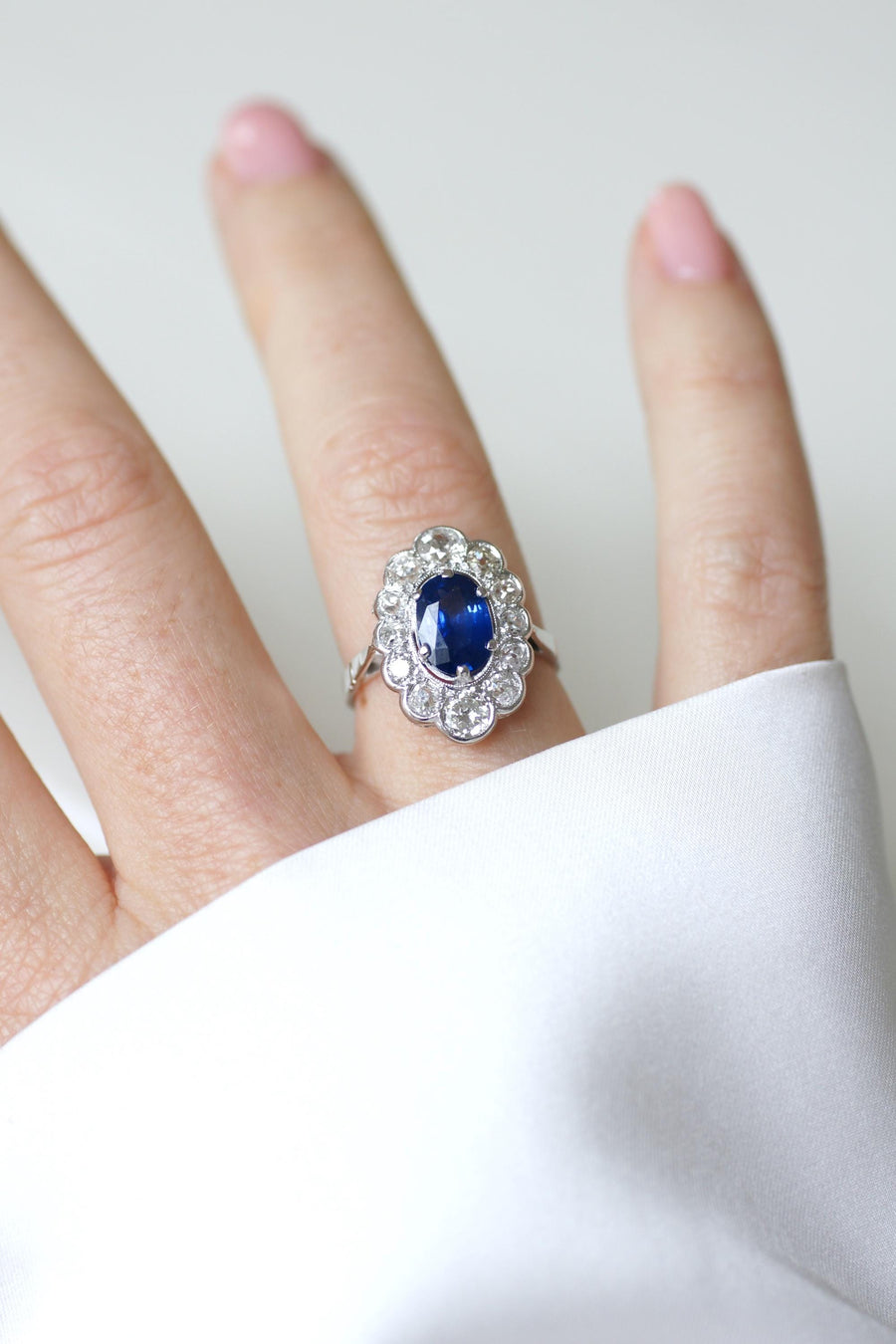 Bague Marguerite Ovale Art Deco Saphir Ceylan 1,90 Cts Entourage Diamants sur Or Blanc