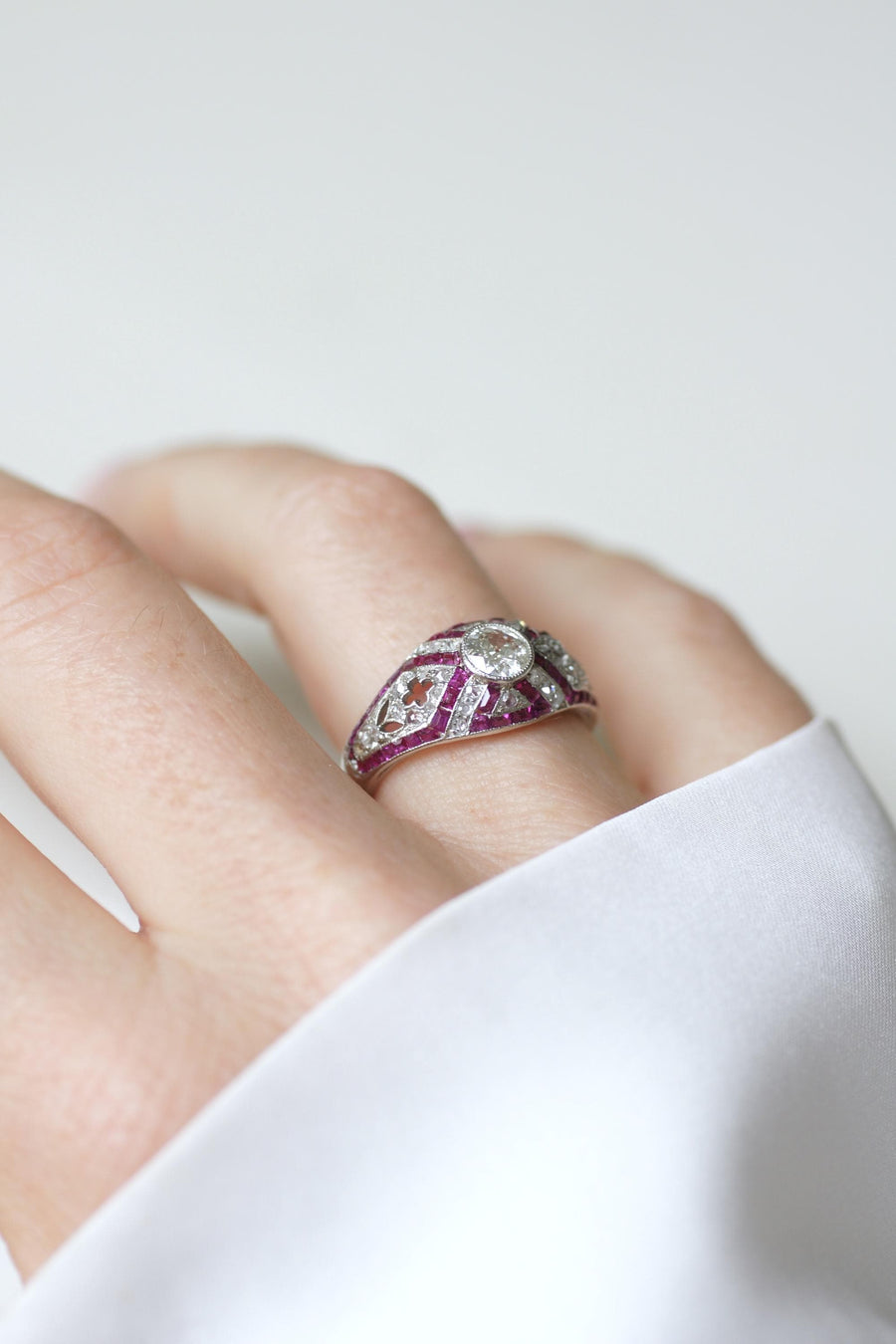 Bague Dôme Art Déco Diamants et Rubis Calibrés sur Or Blanc et Platine