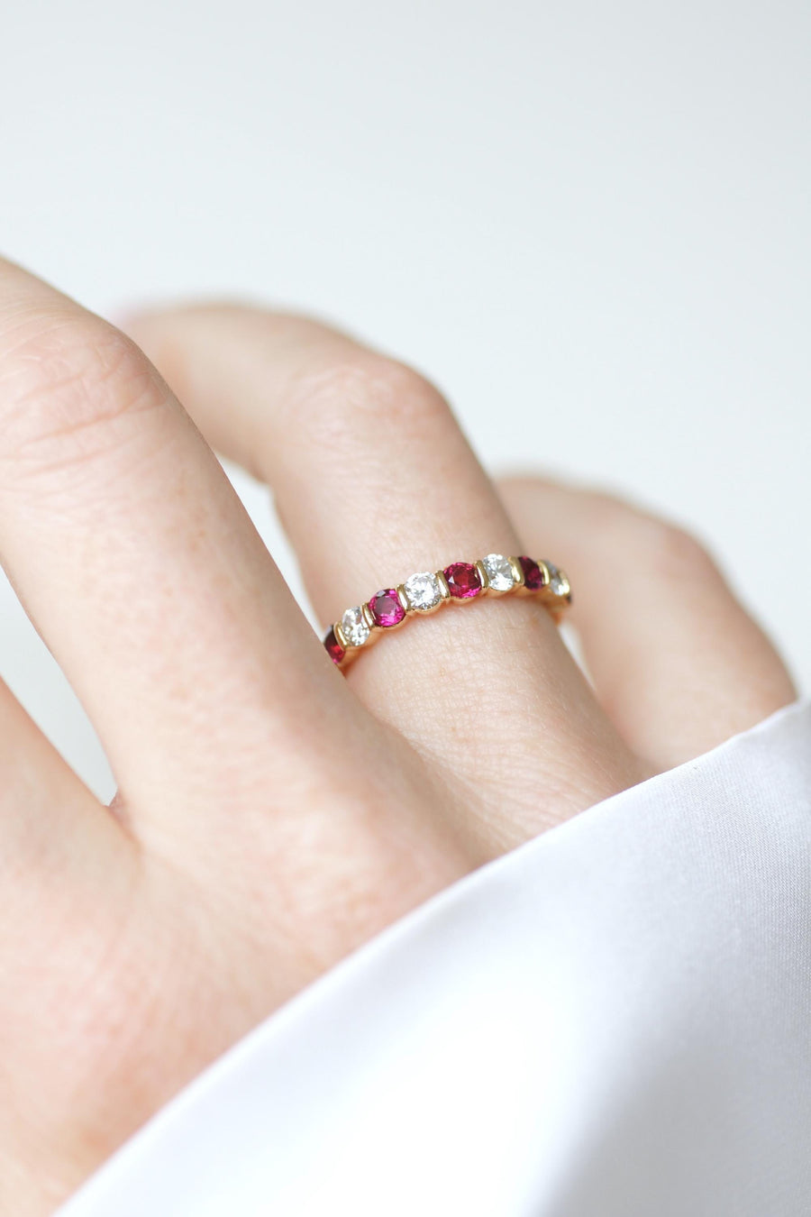 Bague Demi Alliance Rubis et Diamants sur Or jaune