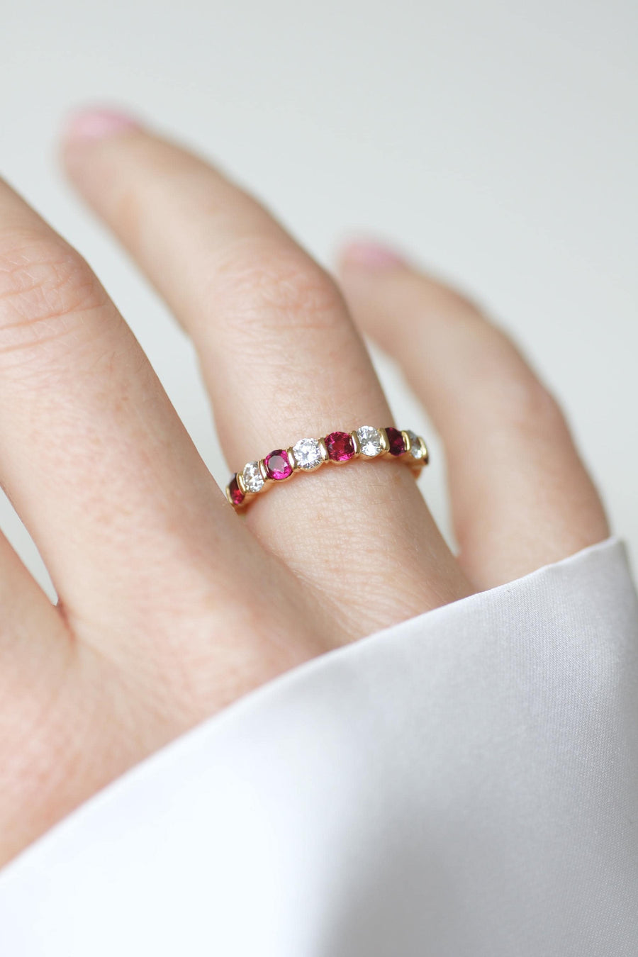 Bague Demi Alliance Rubis et Diamants sur Or jaune