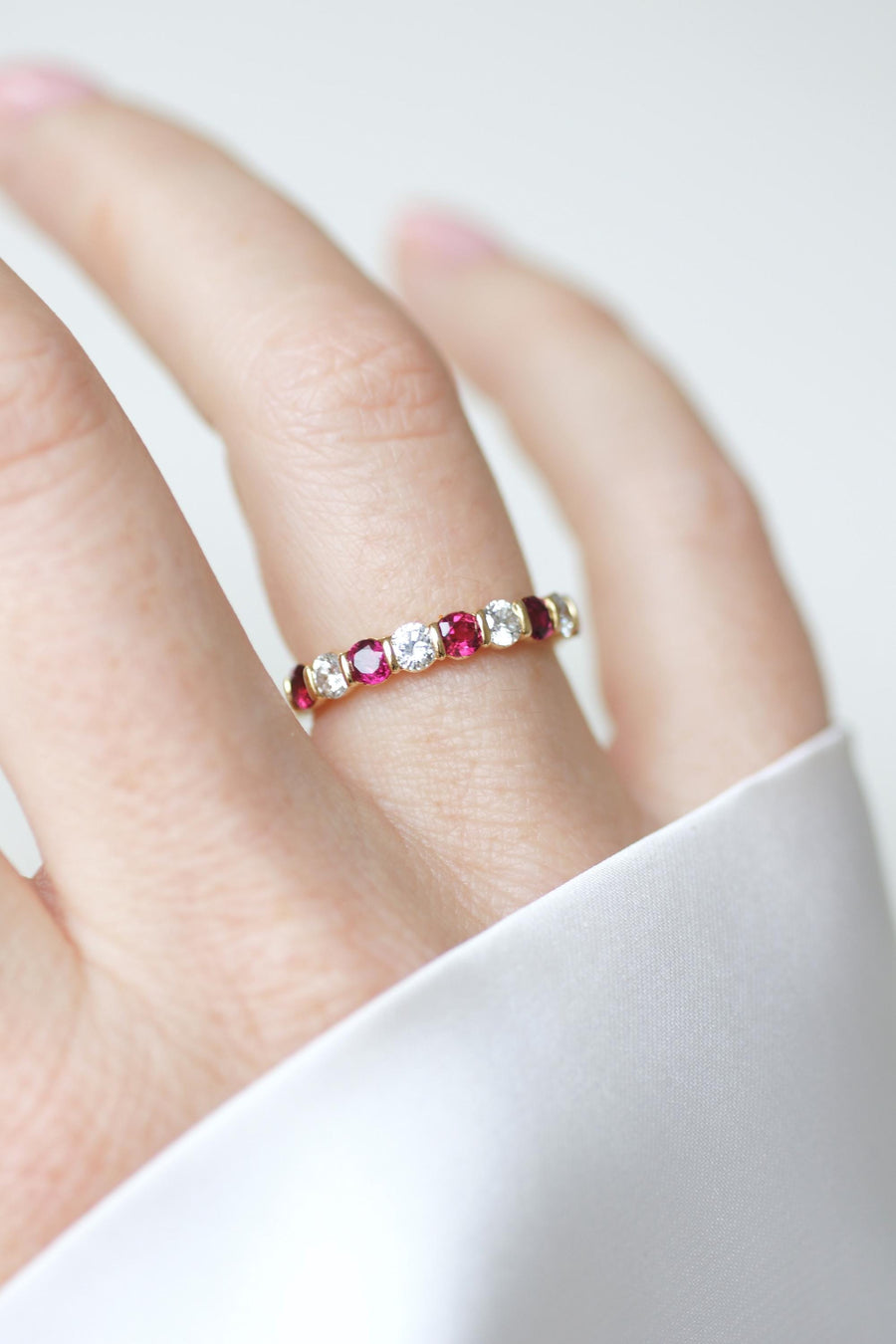 Bague Demi Alliance Rubis et Diamants sur Or jaune
