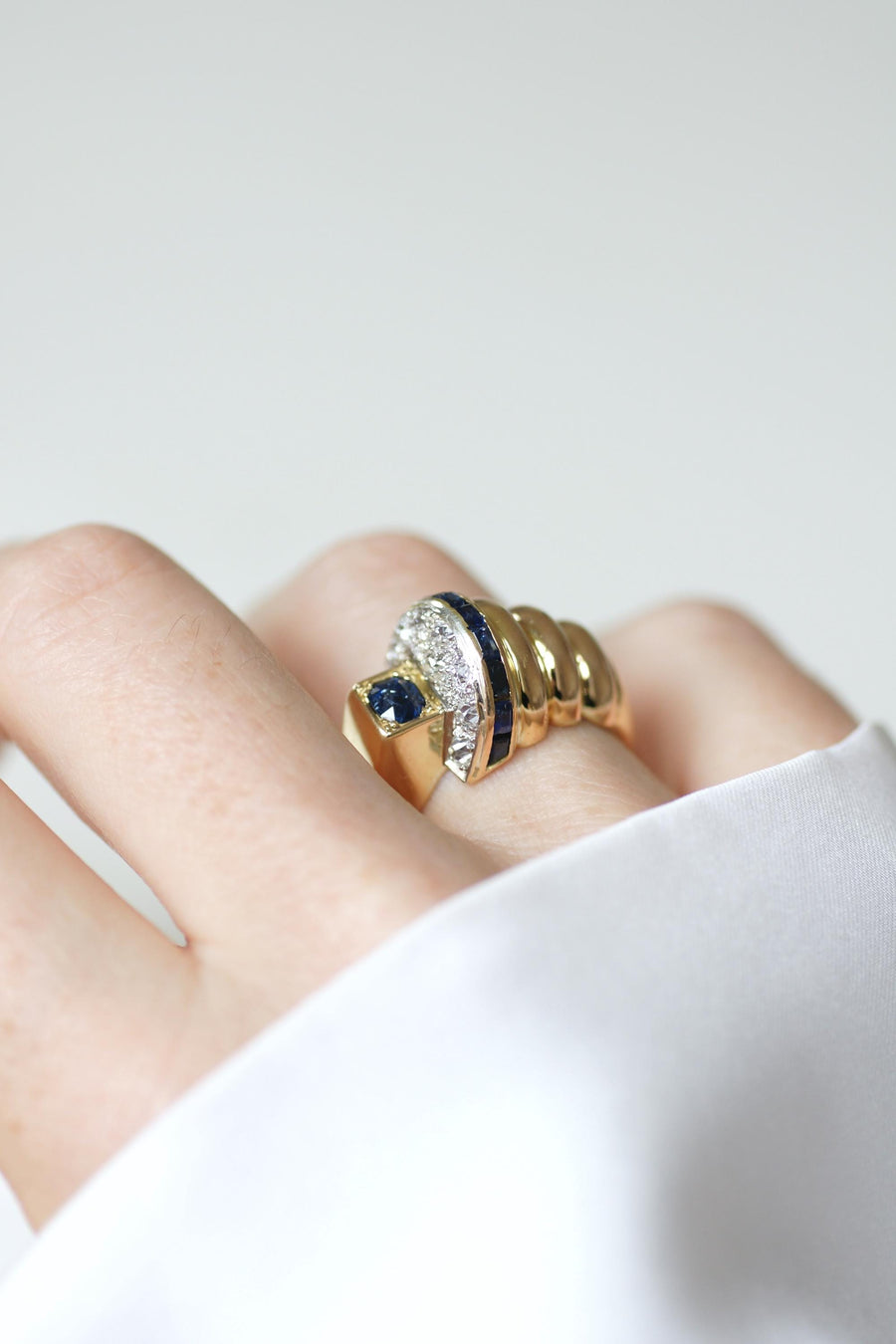 Bague Tank Asymétrique Diamants et Saphirs sur Or Jaune et Rose