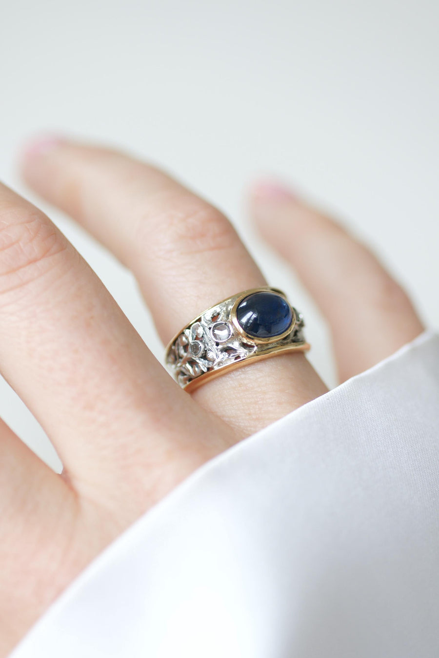 Bague Saphir Cabochon 2,80 Cts et Diamants sur Or jaune et Argent