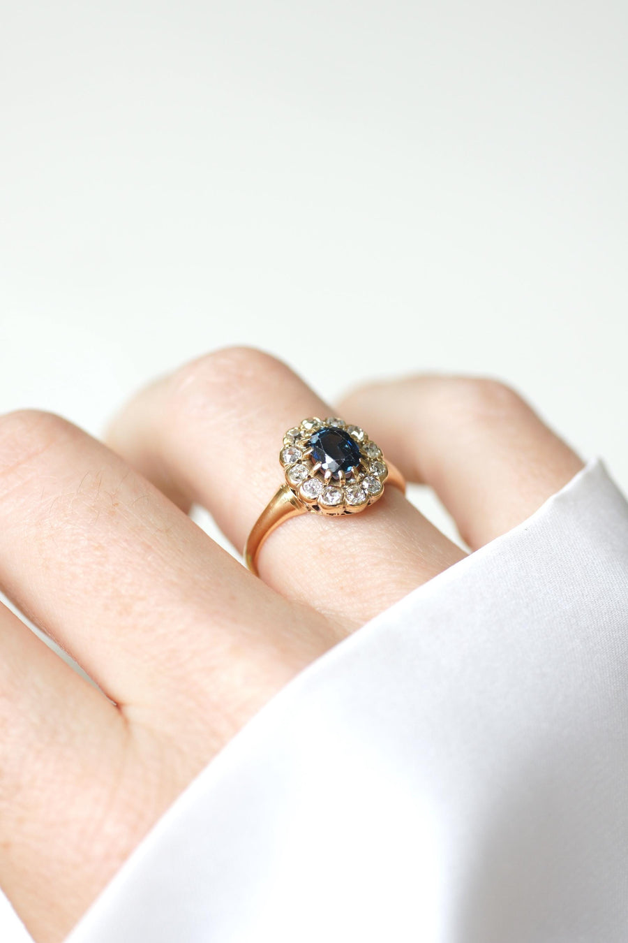 Bague Marguerite Ancienne Saphir 0,85 Cts et Diamants sur Or jaune