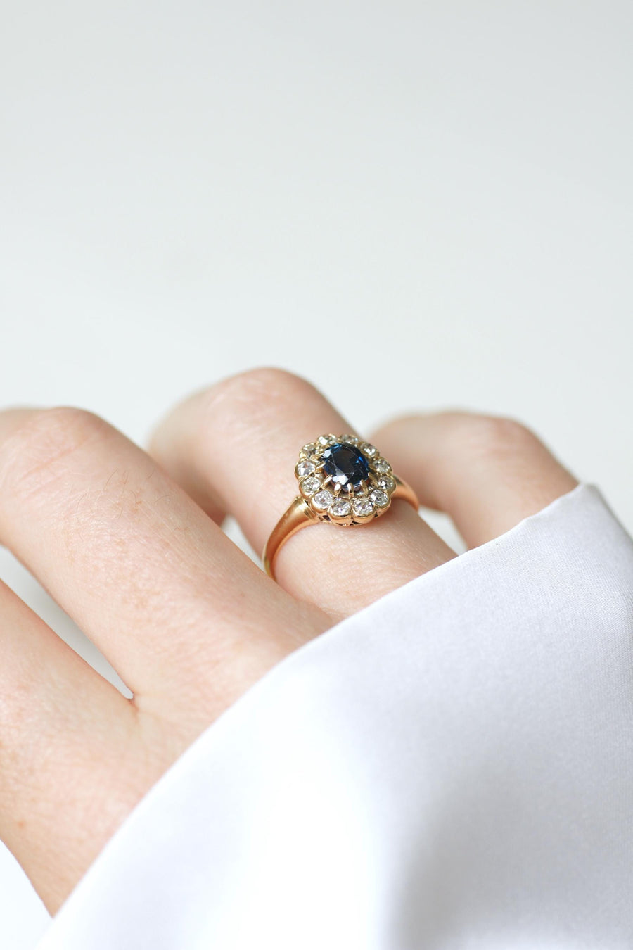 Bague Marguerite Ancienne Saphir 0,85 Cts et Diamants sur Or jaune