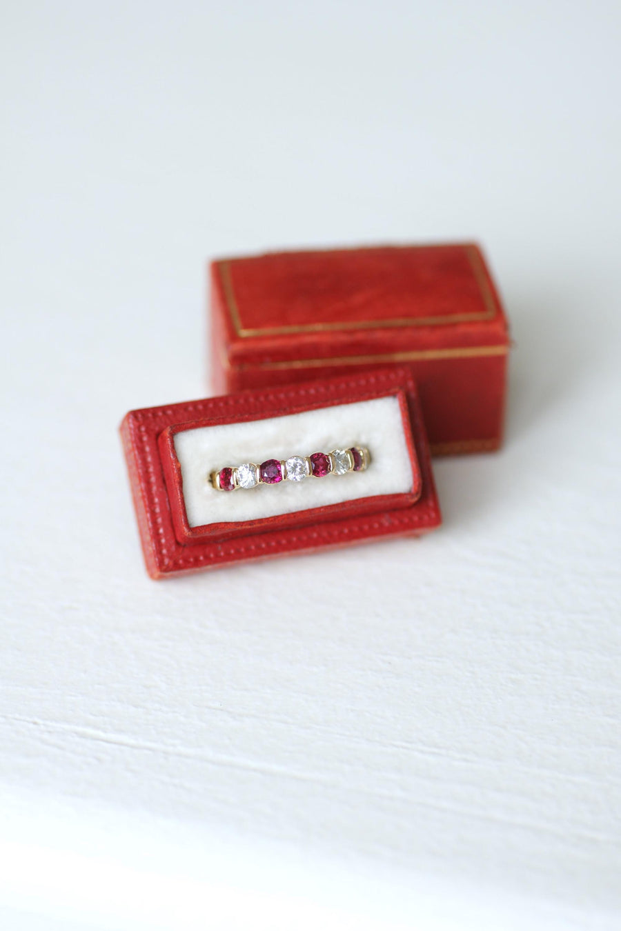 Bague Demi Alliance Rubis et Diamants sur Or jaune