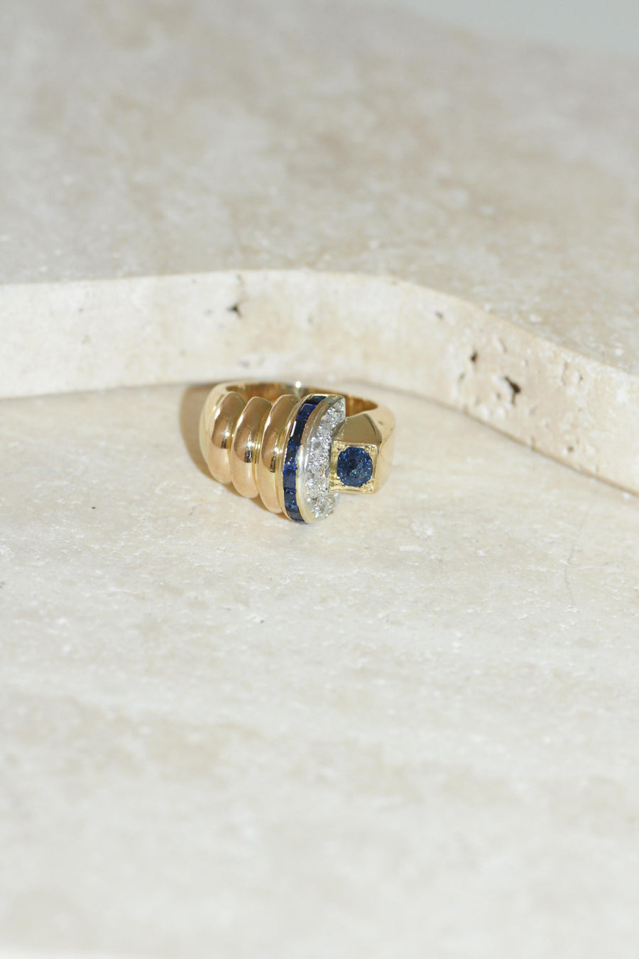 Bague Tank Asymétrique Diamants et Saphirs sur Or Jaune et Rose