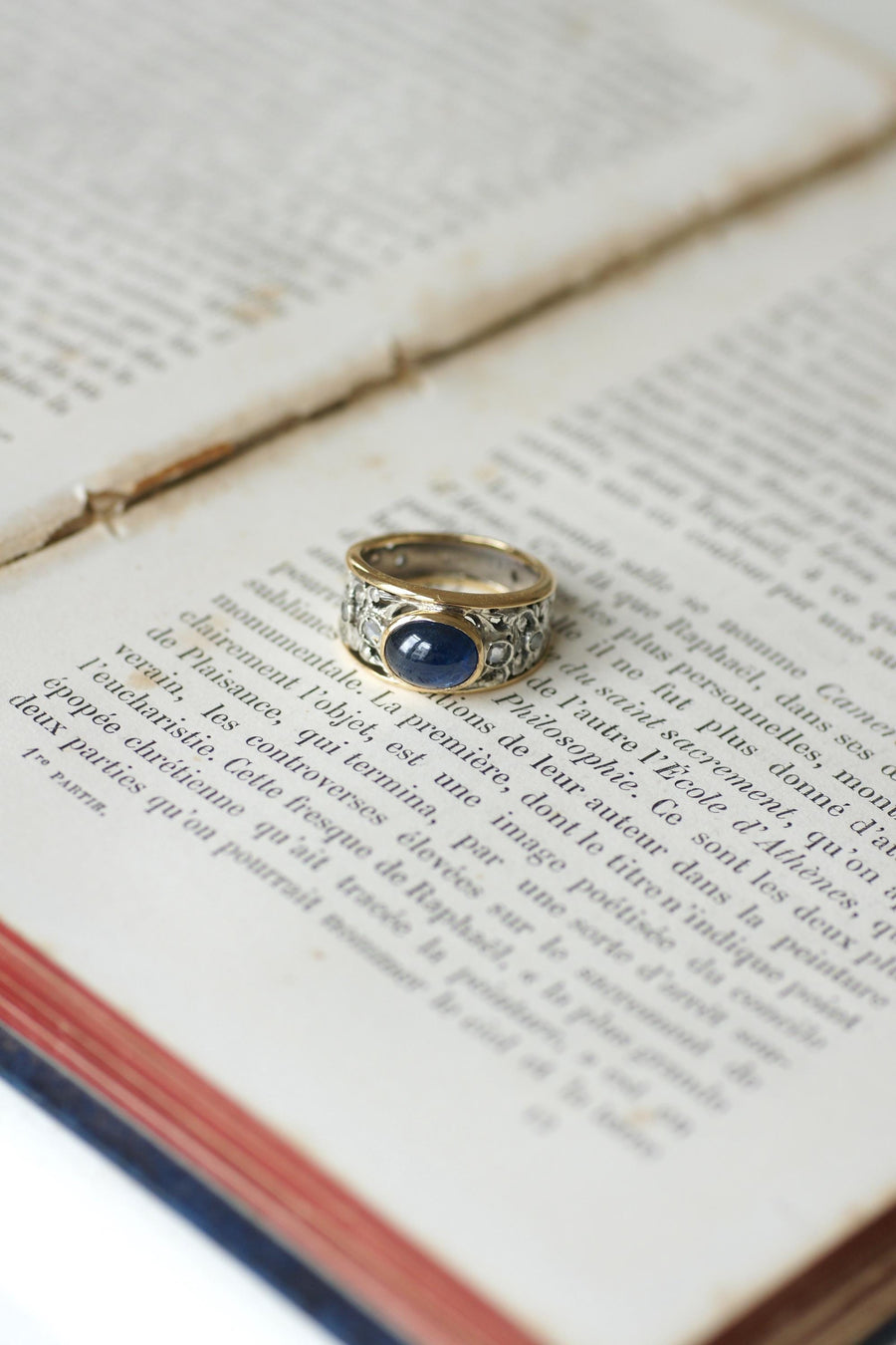 Bague Saphir Cabochon 2,80 Cts et Diamants sur Or jaune et Argent
