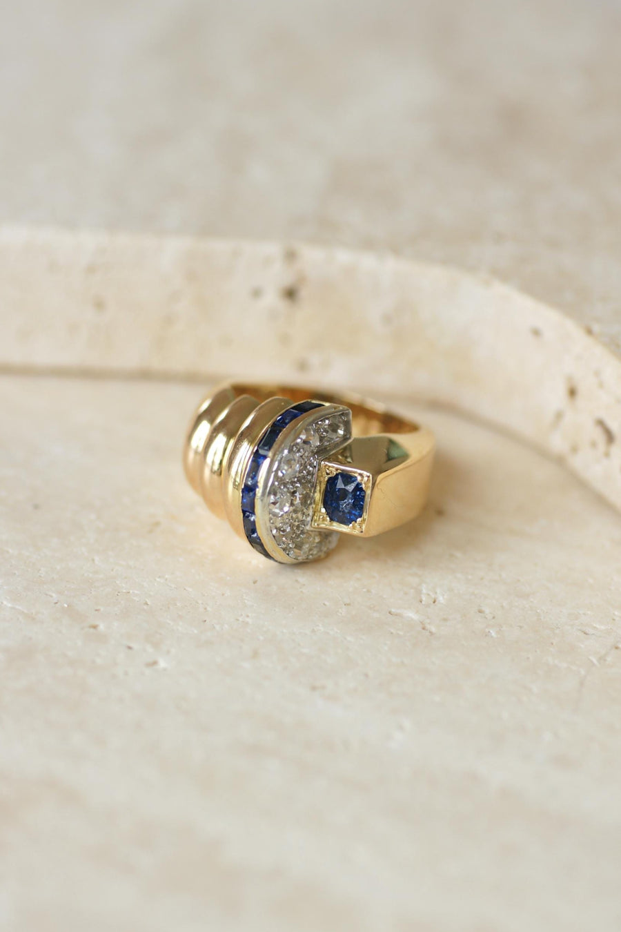 Bague Tank Asymétrique Diamants et Saphirs sur Or Jaune et Rose