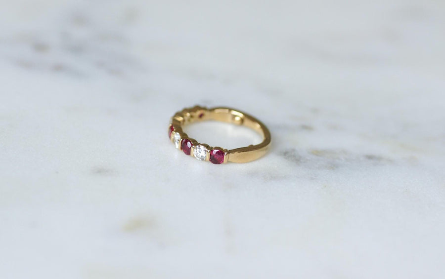 Bague Demi Alliance Rubis et Diamants sur Or jaune