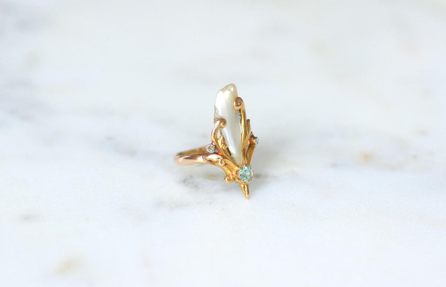 Bague Art Nouveau Perle Fine Baroque, Emeraude et Diamants sur Or Jaune