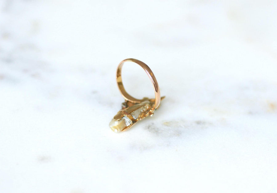 Bague Art Nouveau Perle Fine Baroque, Emeraude et Diamants sur Or Jaune