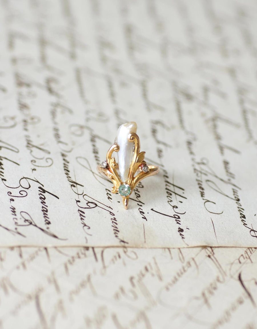 Bague Art Nouveau Perle Fine Baroque, Emeraude et Diamants sur Or Jaune
