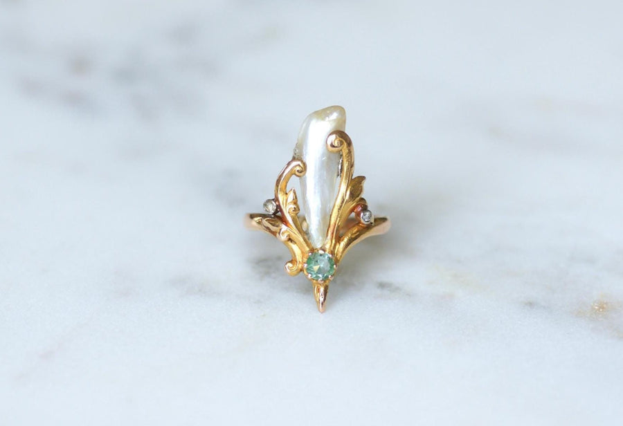 Bague Art Nouveau Perle Fine Baroque, Emeraude et Diamants sur Or Jaune