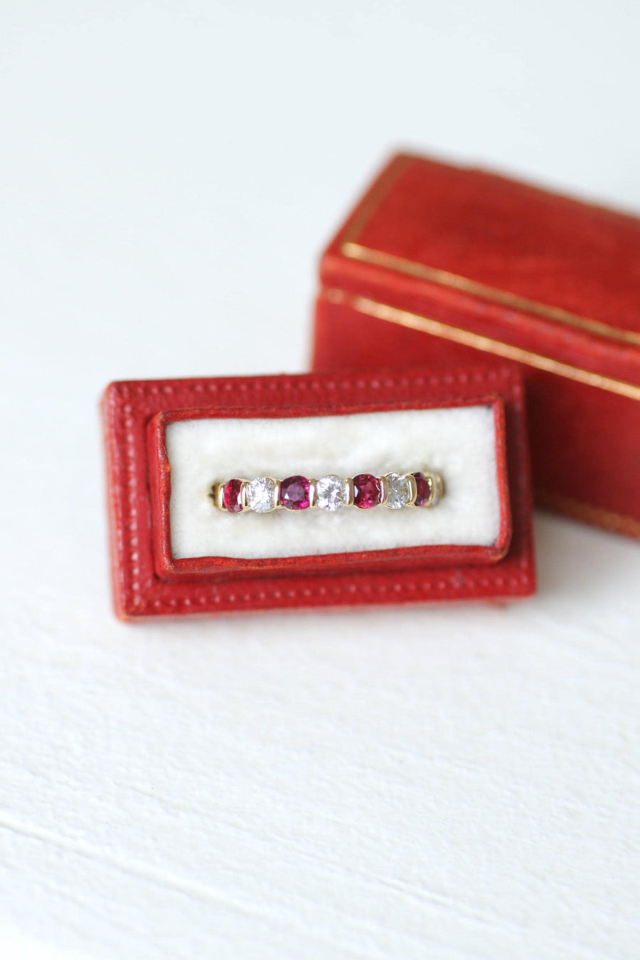 Bague Demi Alliance Rubis et Diamants sur Or jaune