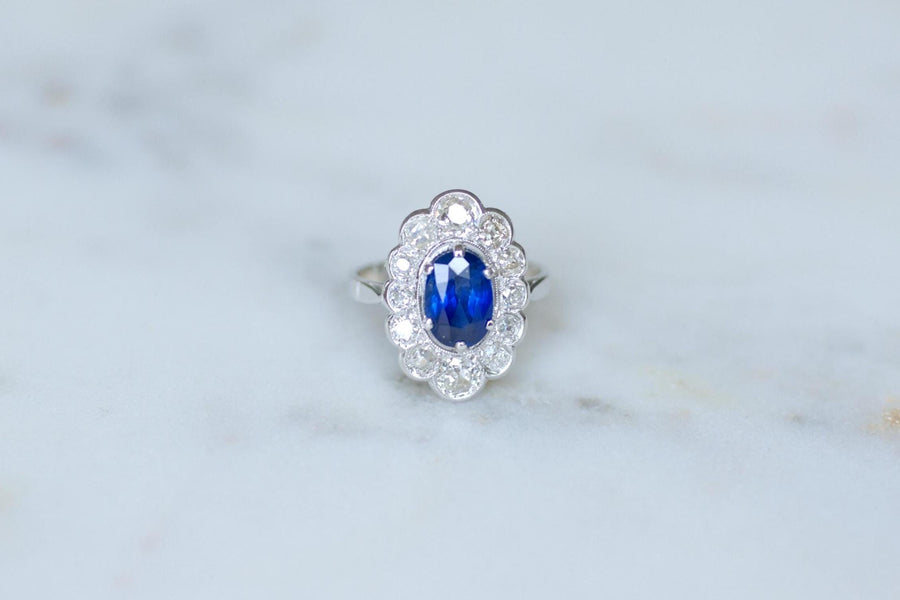 Bague Marguerite Ovale Art Deco Saphir Ceylan 1,90 Cts Entourage Diamants sur Or Blanc