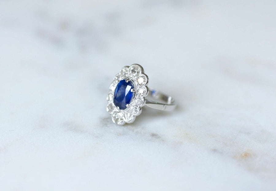 Bague Marguerite Ovale Art Deco Saphir Ceylan 1,90 Cts Entourage Diamants sur Or Blanc