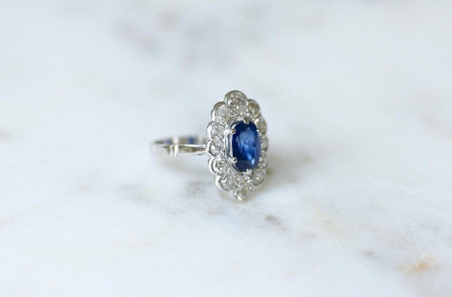 Bague Marguerite Ovale Art Deco Saphir Ceylan 1,90 Cts Entourage Diamants sur Or Blanc