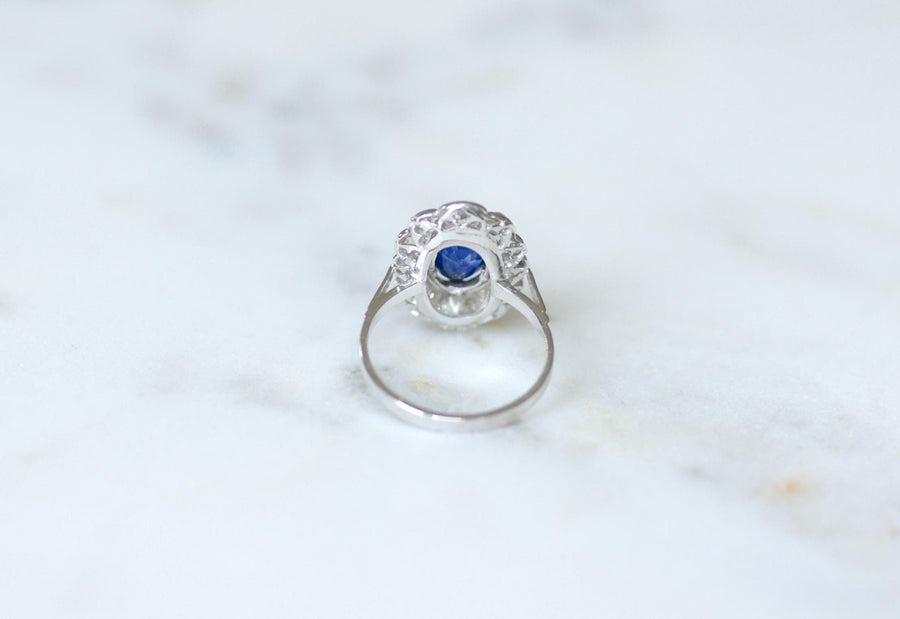 Bague Marguerite Ovale Art Deco Saphir Ceylan 1,90 Cts Entourage Diamants sur Or Blanc