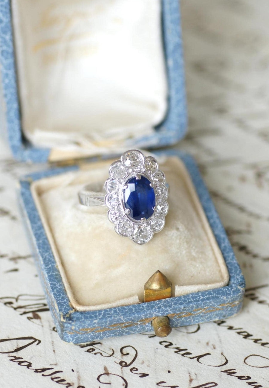 Bague Marguerite Ovale Art Deco Saphir Ceylan 1,90 Cts Entourage Diamants sur Or Blanc