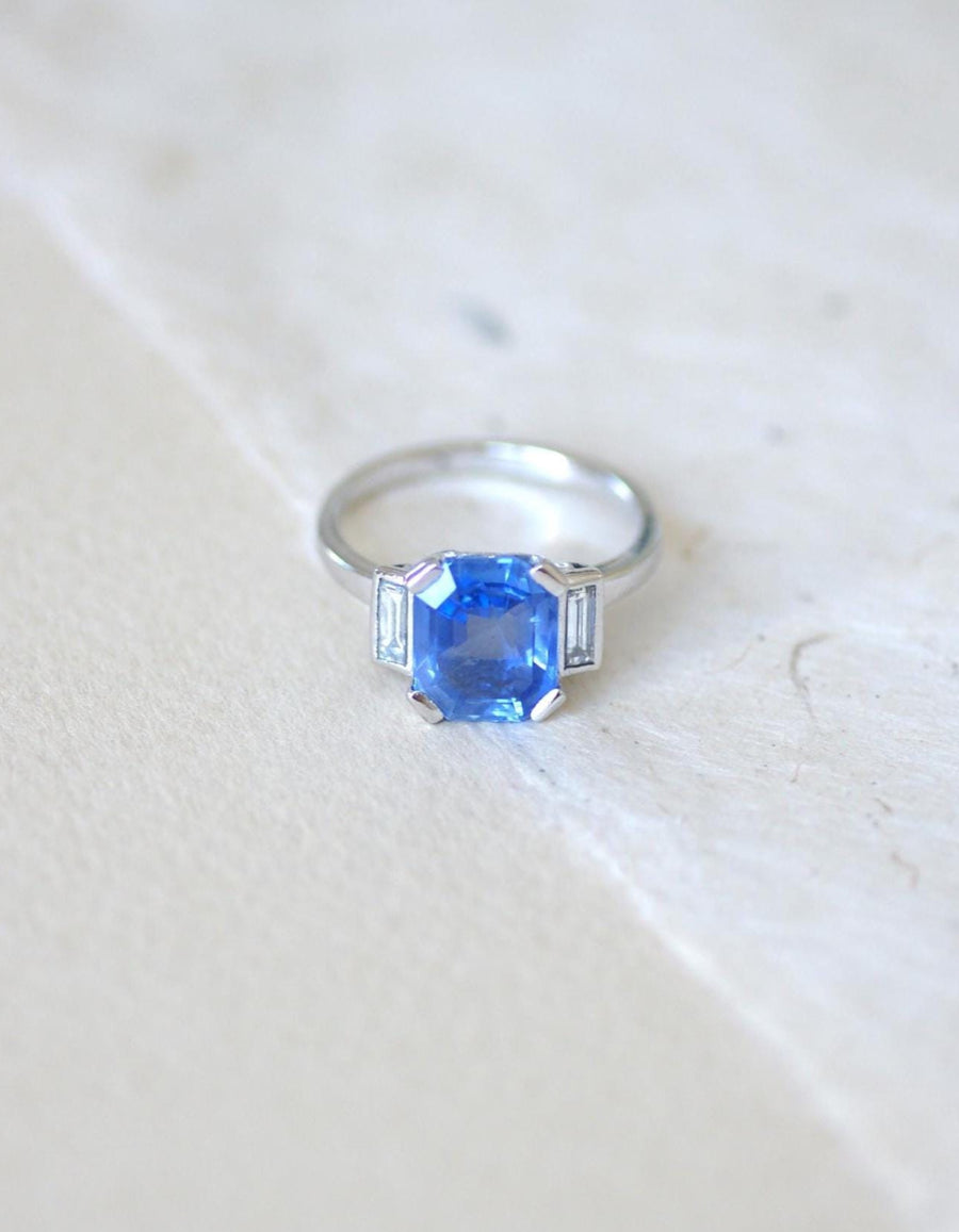 Bague Saphir Ceylan Non Chauffé 4,50 Cts et Diamants Baguettes sur Or et Platine