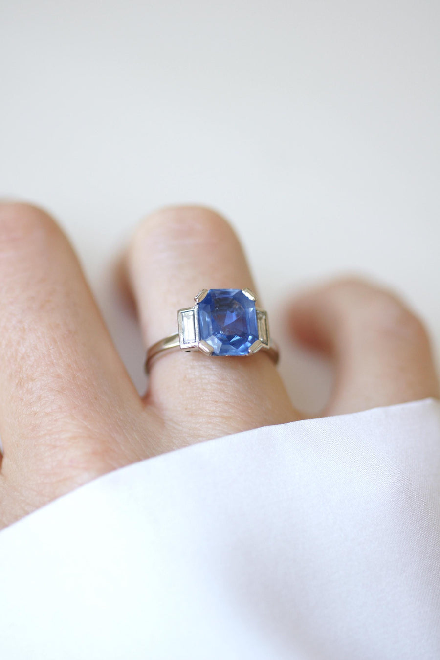 Bague Saphir Ceylan Non Chauffé 4,50 Cts et Diamants Baguettes sur Or et Platine
