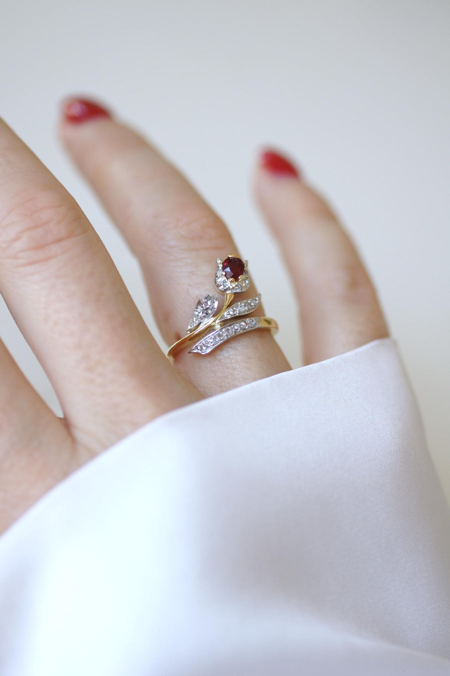 Bague Ancienne Fleur Tulipe Rubis et Diamants sur Or et Platine