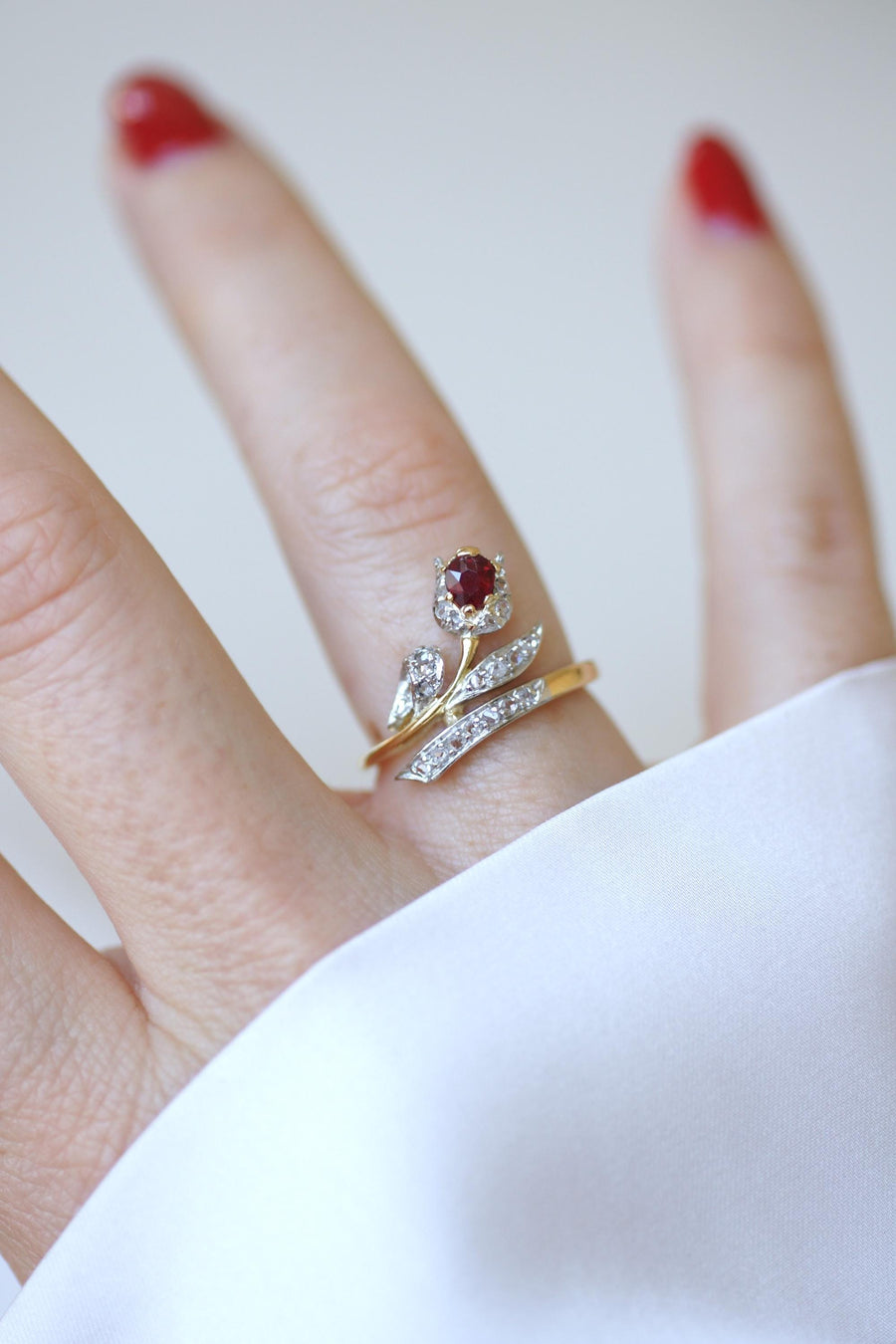 Bague Ancienne Fleur Tulipe Rubis et Diamants sur Or et Platine