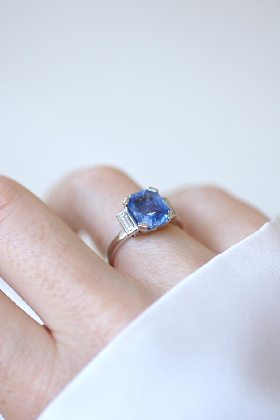 Bague Saphir Ceylan Non Chauffé 4,50 Cts et Diamants Baguettes sur Or et Platine