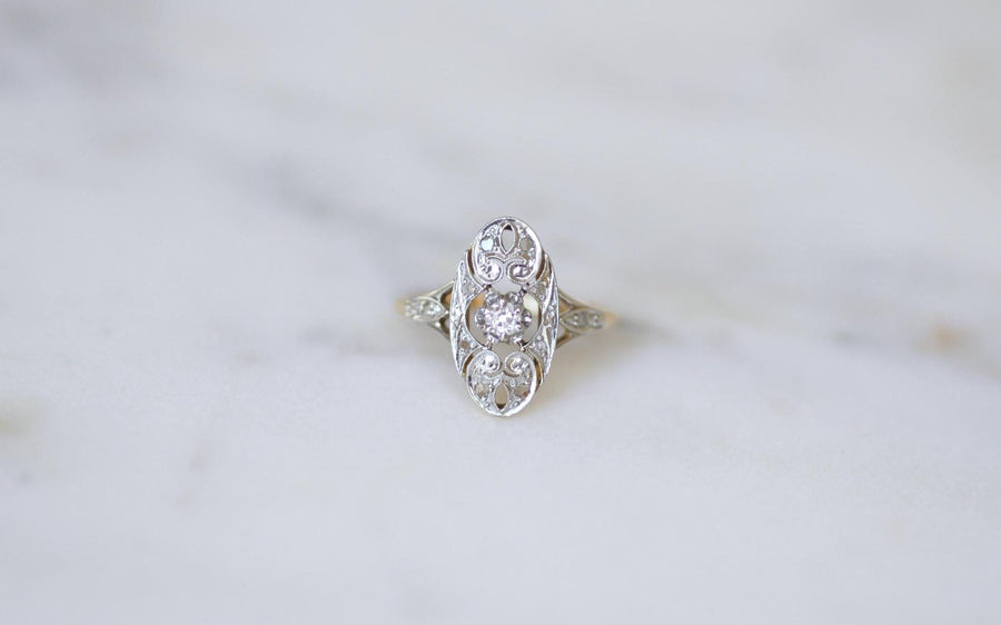 Bague Art Deco Arabesques Ovale Diamants sur Or jaune et Platine