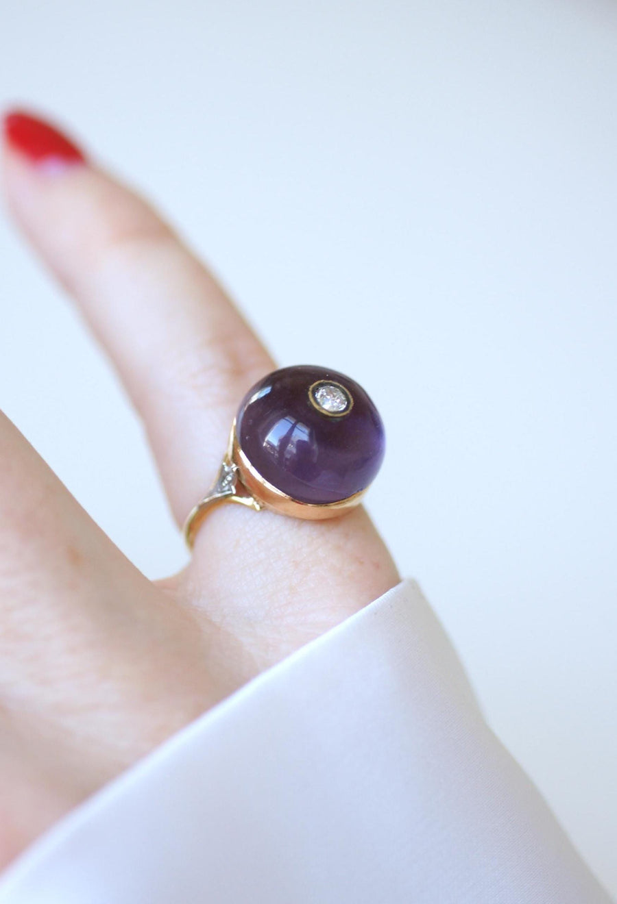 Bague Art Déco Cabochon d'Améthyste et Diamant sur Or Jaune