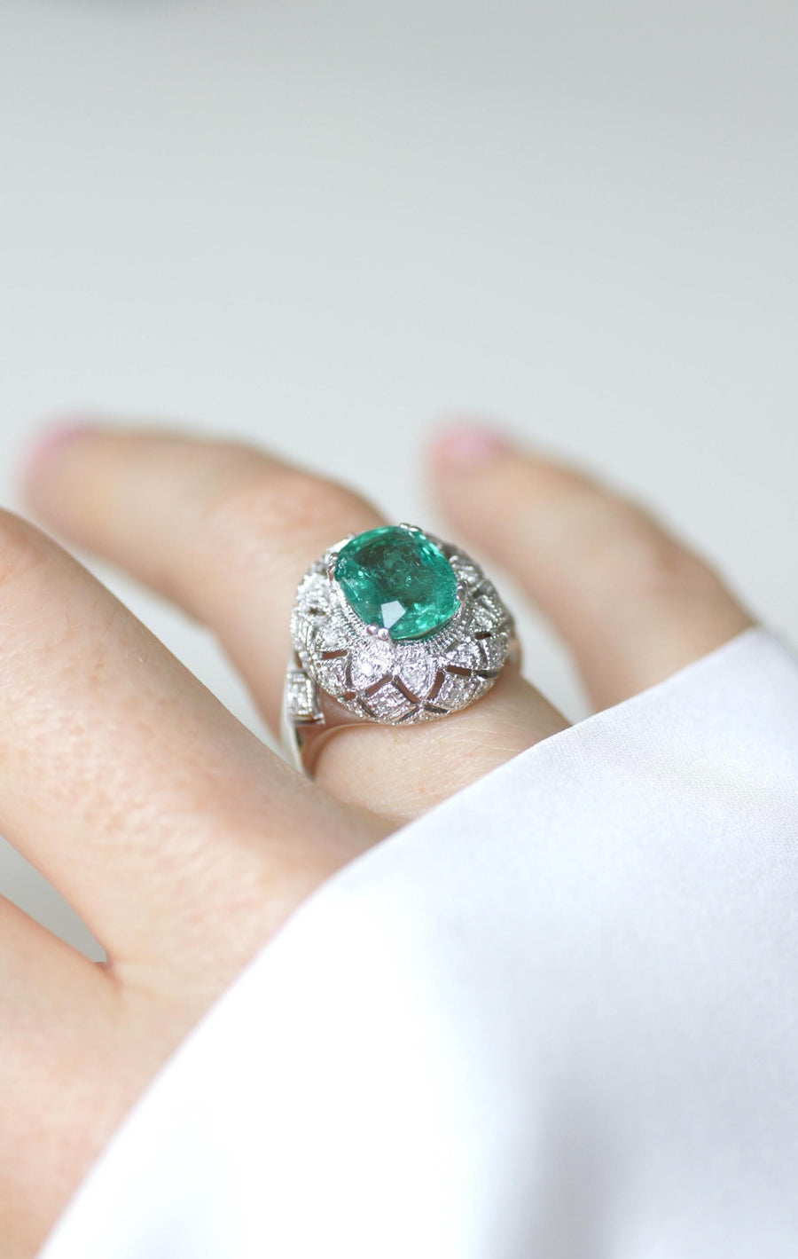 Bague Dôme Style Art Déco Emeraude 2,58 Cts et Diamants sur Or Blanc