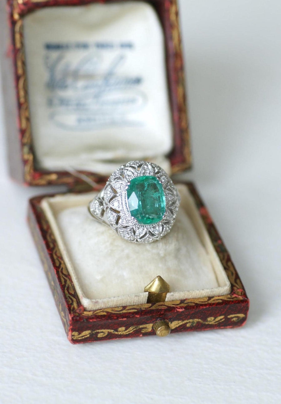Bague Dôme Style Art Déco Emeraude 2,58 Cts et Diamants sur Or Blanc