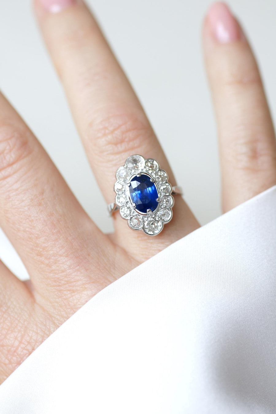 Bague Marguerite Ovale Art Deco Saphir Ceylan 1,90 Cts Entourage Diamants sur Or Blanc