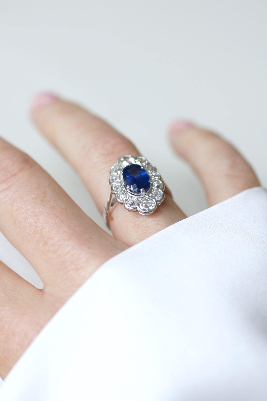 Bague Marguerite Ovale Art Deco Saphir Ceylan 1,90 Cts Entourage Diamants sur Or Blanc