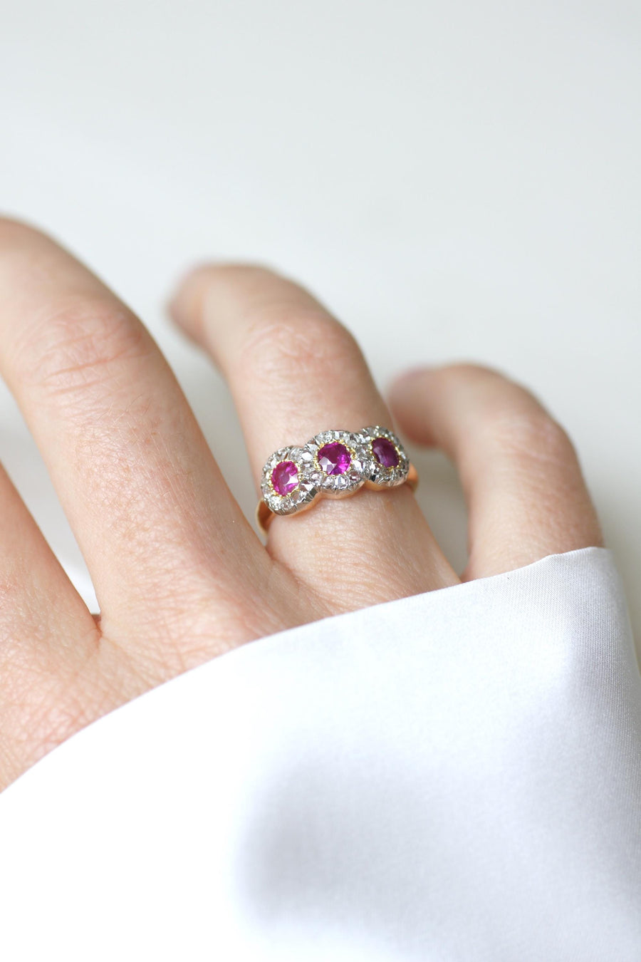 Bague Ancienne Jarretière Trilogie Rubis Birman et Diamants