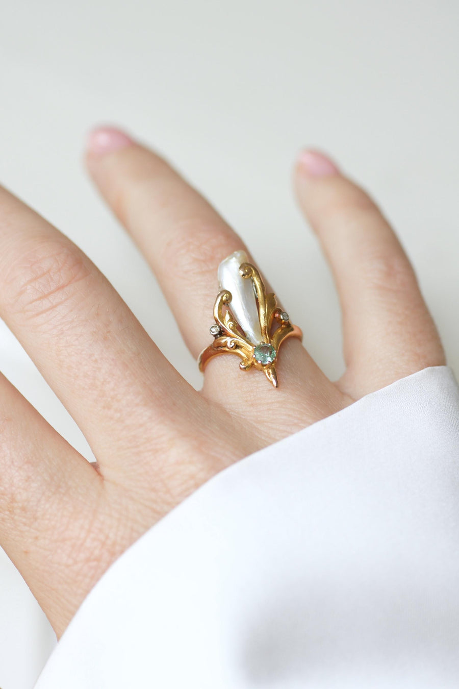 Bague Art Nouveau Perle Fine Baroque, Emeraude et Diamants sur Or Jaune