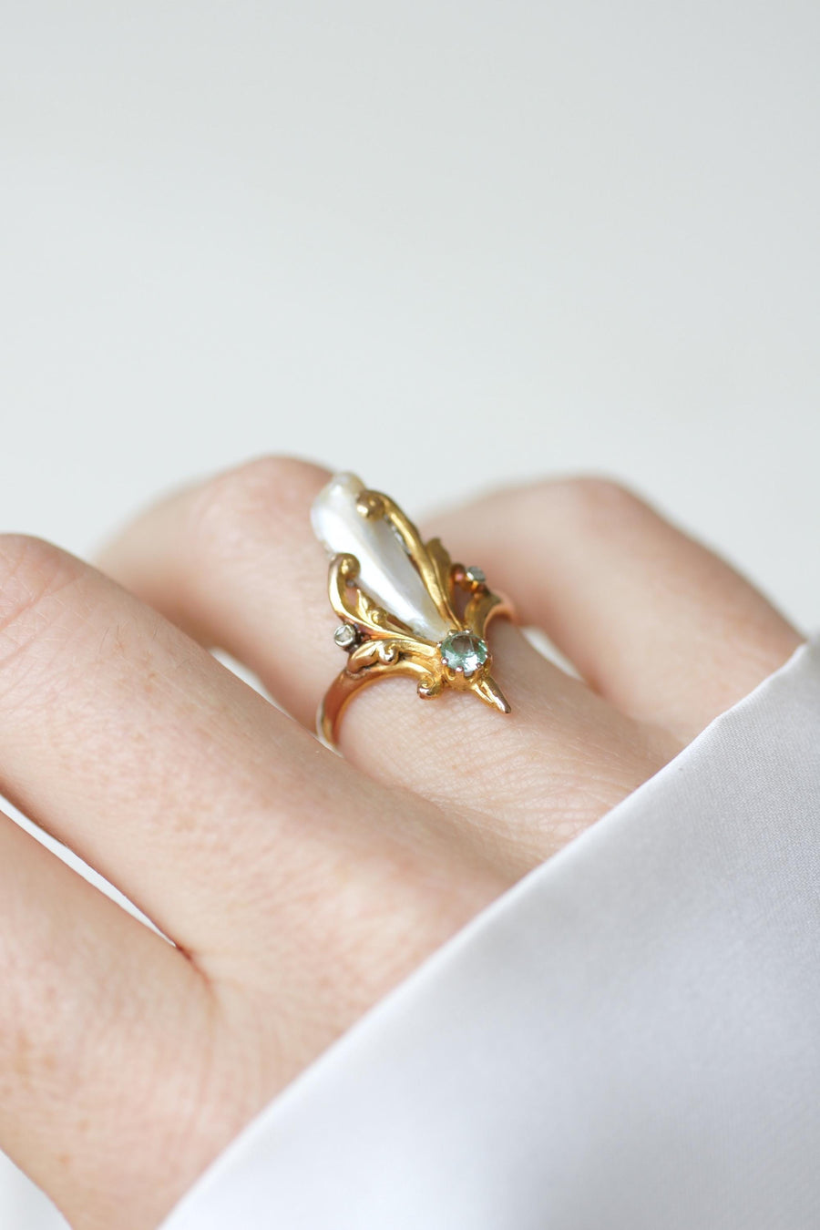 Bague Art Nouveau Perle Fine Baroque, Emeraude et Diamants sur Or Jaune