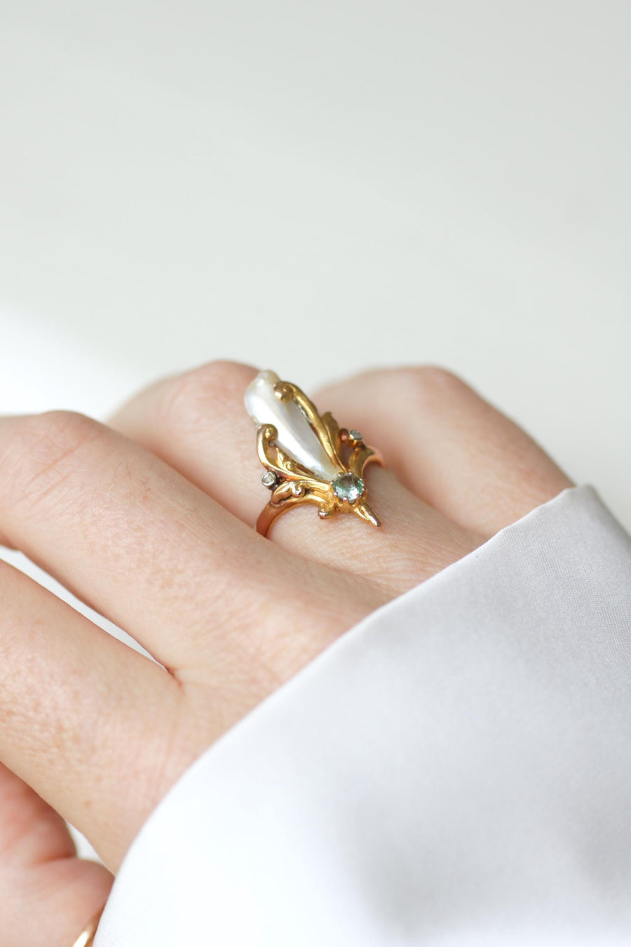 Bague Art Nouveau Perle Fine Baroque, Emeraude et Diamants sur Or Jaune