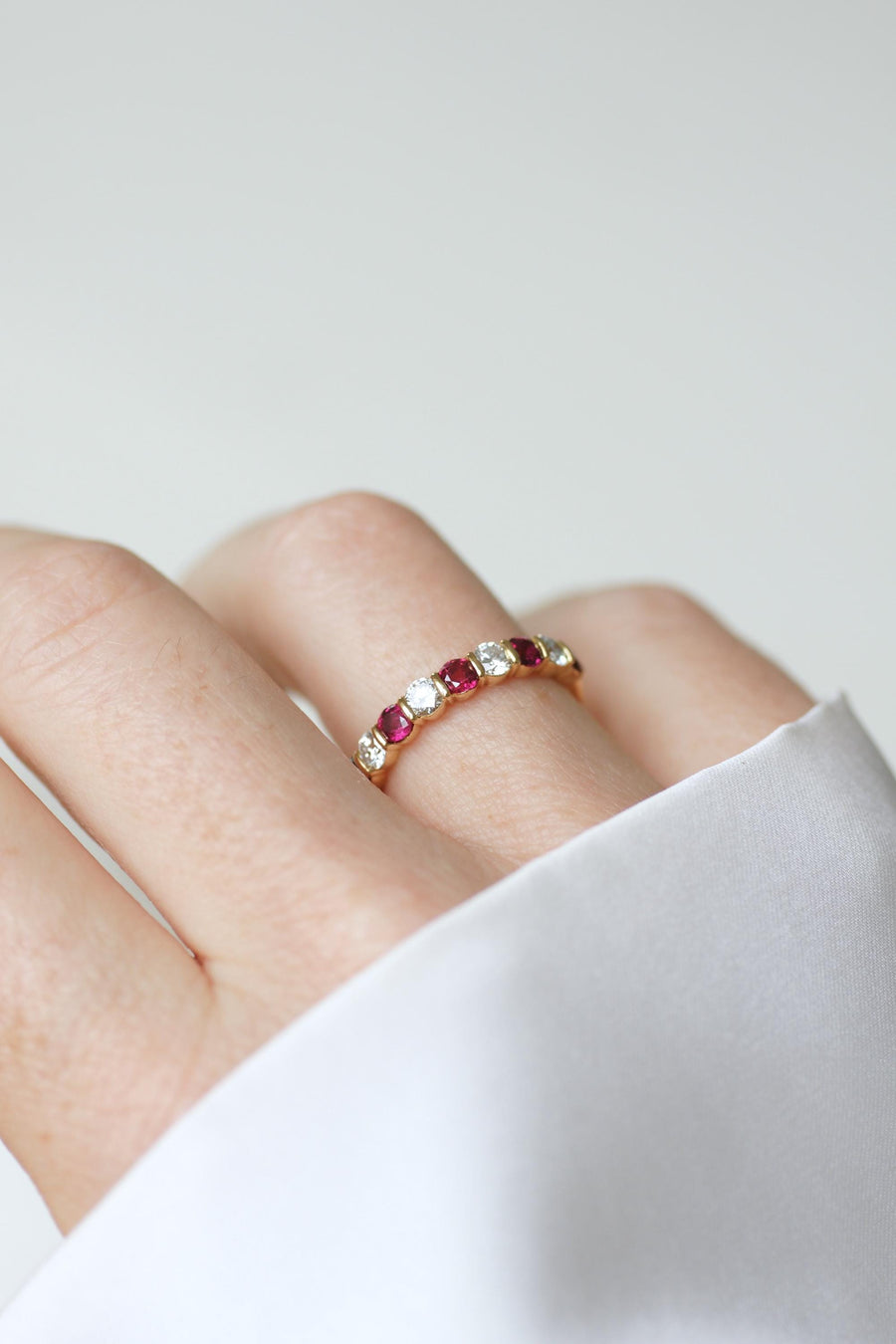 Bague Demi Alliance Rubis et Diamants sur Or jaune