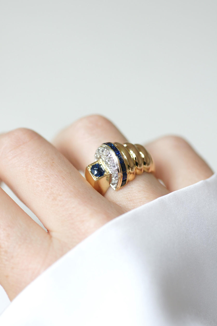 Bague Tank Asymétrique Diamants et Saphirs sur Or Jaune et Rose