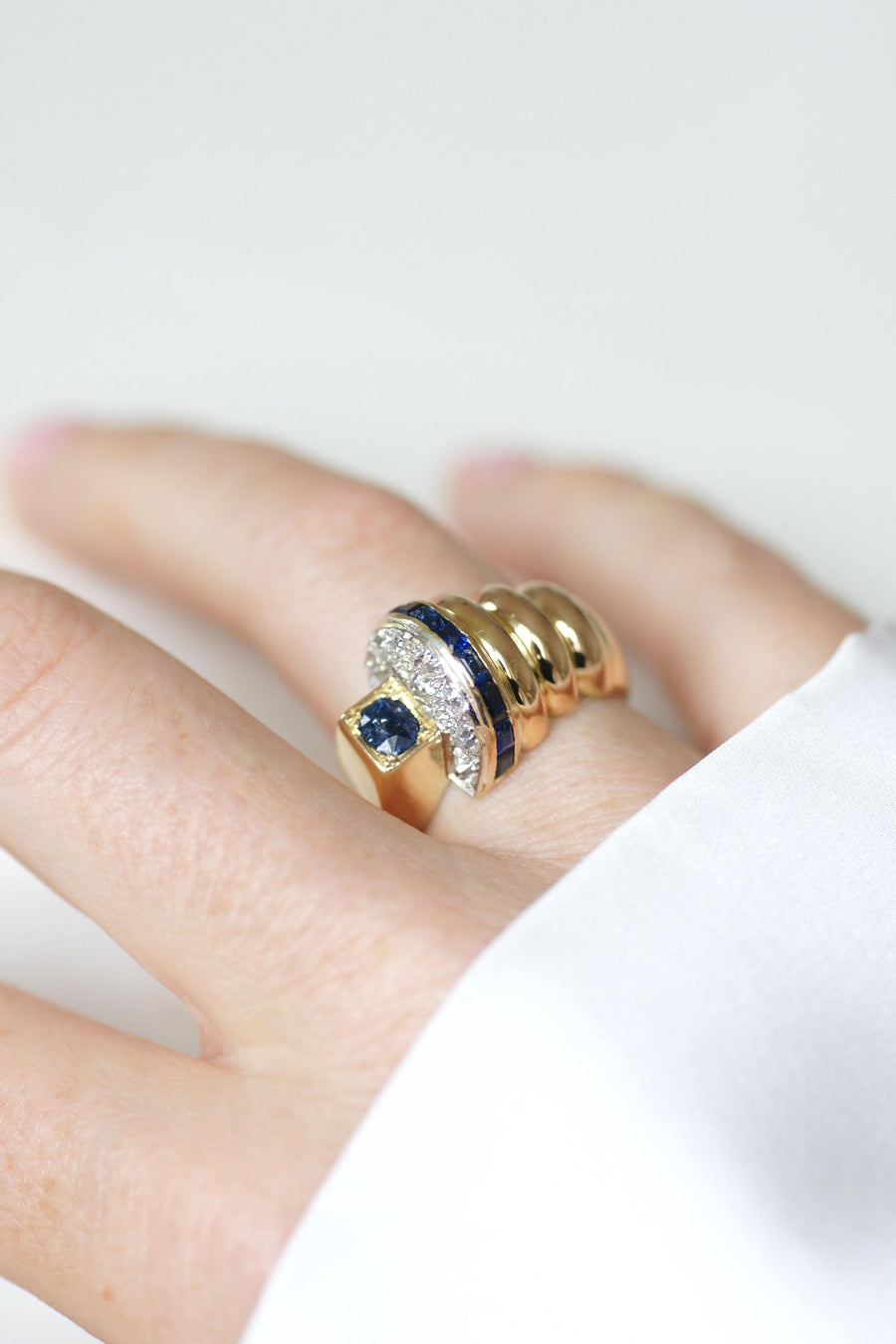 Bague Tank Asymétrique Diamants et Saphirs sur Or Jaune et Rose