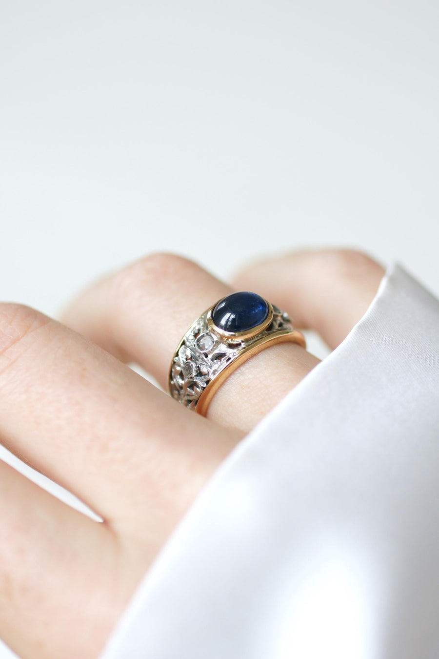 Bague Saphir Cabochon 2,80 Cts et Diamants sur Or jaune et Argent