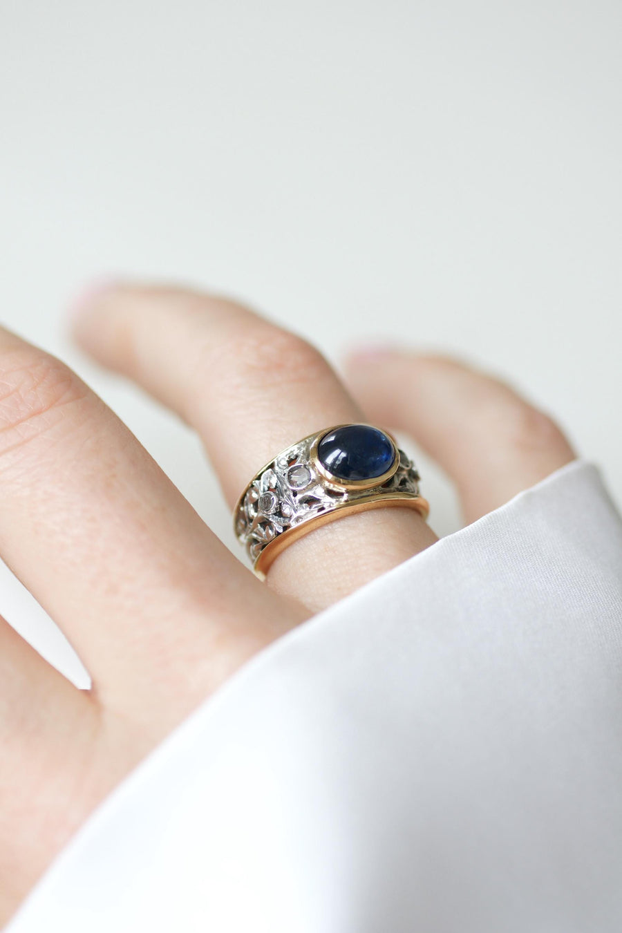Bague Saphir Cabochon 2,80 Cts et Diamants sur Or jaune et Argent