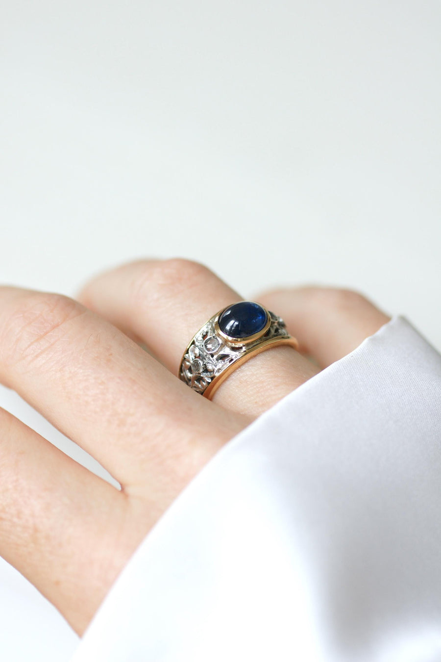 Bague Saphir Cabochon 2,80 Cts et Diamants sur Or jaune et Argent